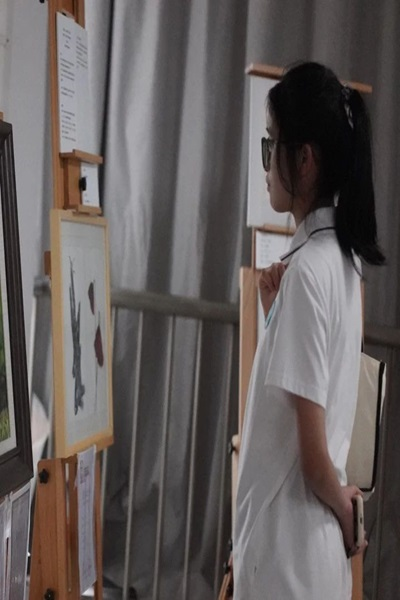 学生观展.png